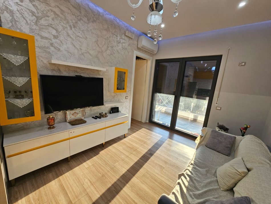 Tirane, jepet me qera apartament 1+1 Kati 3, 73 m² 800 € (Delijorgji)
