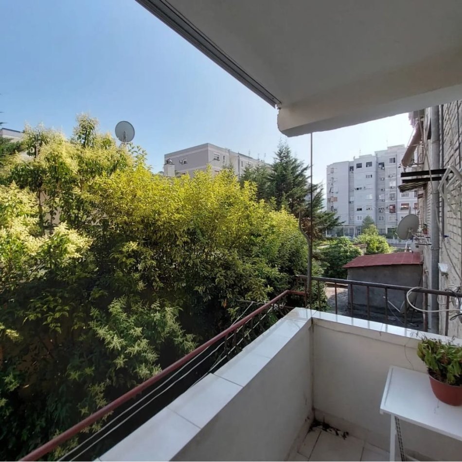 Tirane, jepet me qera apartament 1+1+Ballkon Kati 3, 70 m² 500 € 