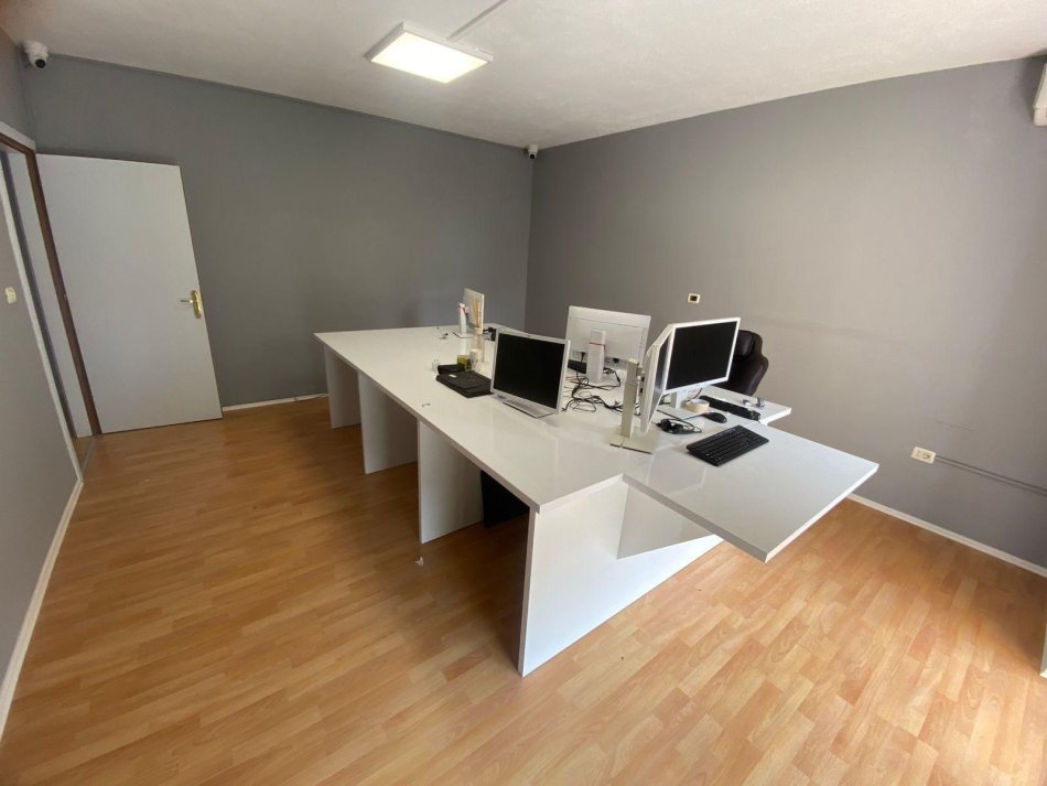 Tirane, jepet me qera zyre Kati 4, 135 m² 1.000 € (BLLOKU)