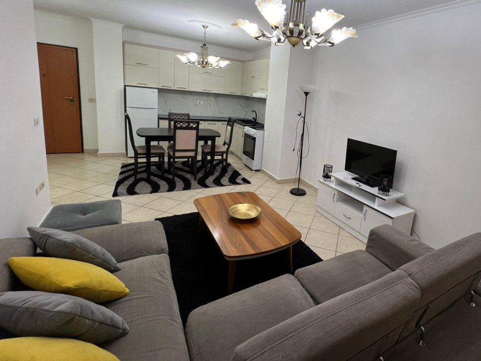 Tirane, jepet me qera apartament 2+1+Ballkon Kati 4, 85 m² 600 € (komuna parisit)