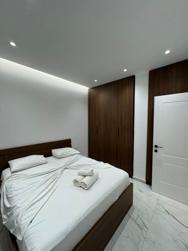 Tirane, jepet me qera apartament 1+1 Kati 1, 65 m² 400 € (Rruga 5 Maj, Pas Concord Center)