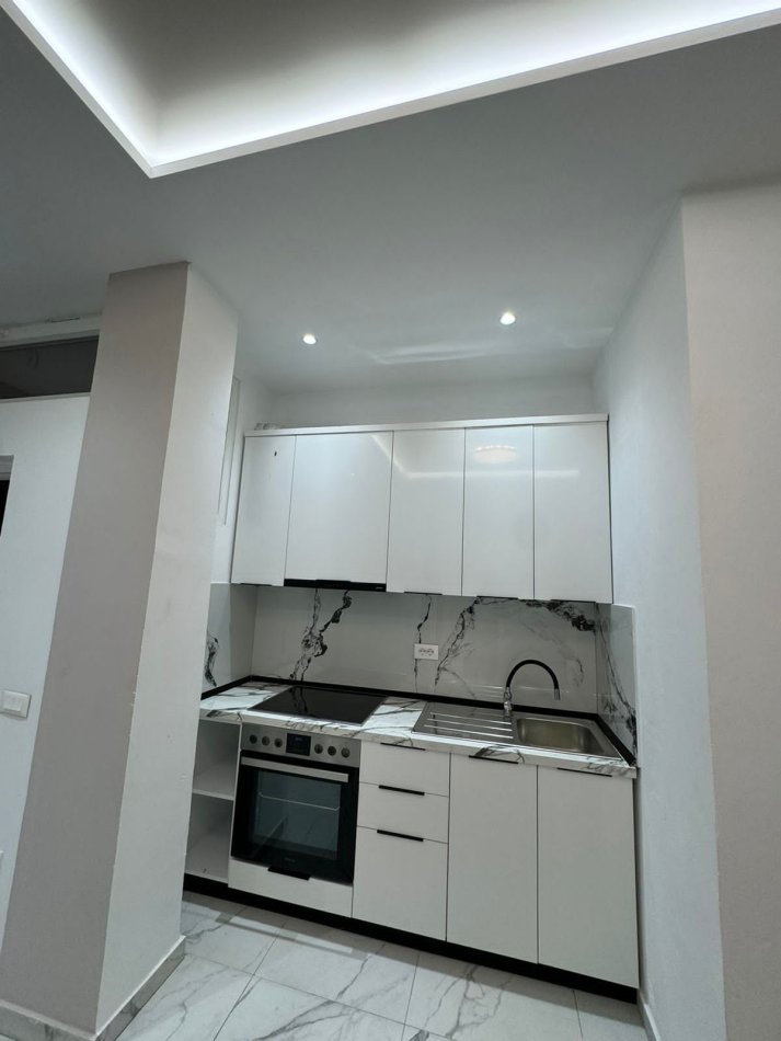 Tirane, jepet me qera apartament 1+1 Kati 1, 65 m² 400 € (Rruga 5 Maj, Pas Concord Center)