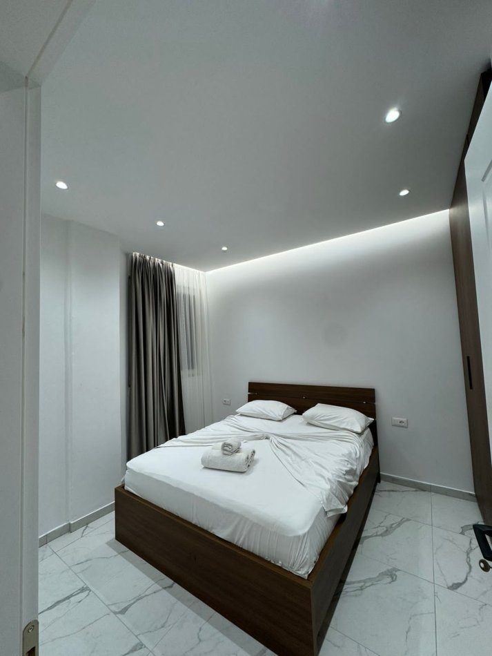 Tirane, jepet me qera apartament 1+1 Kati 1, 65 m² 400 € (Rruga 5 Maj, Pas Concord Center)