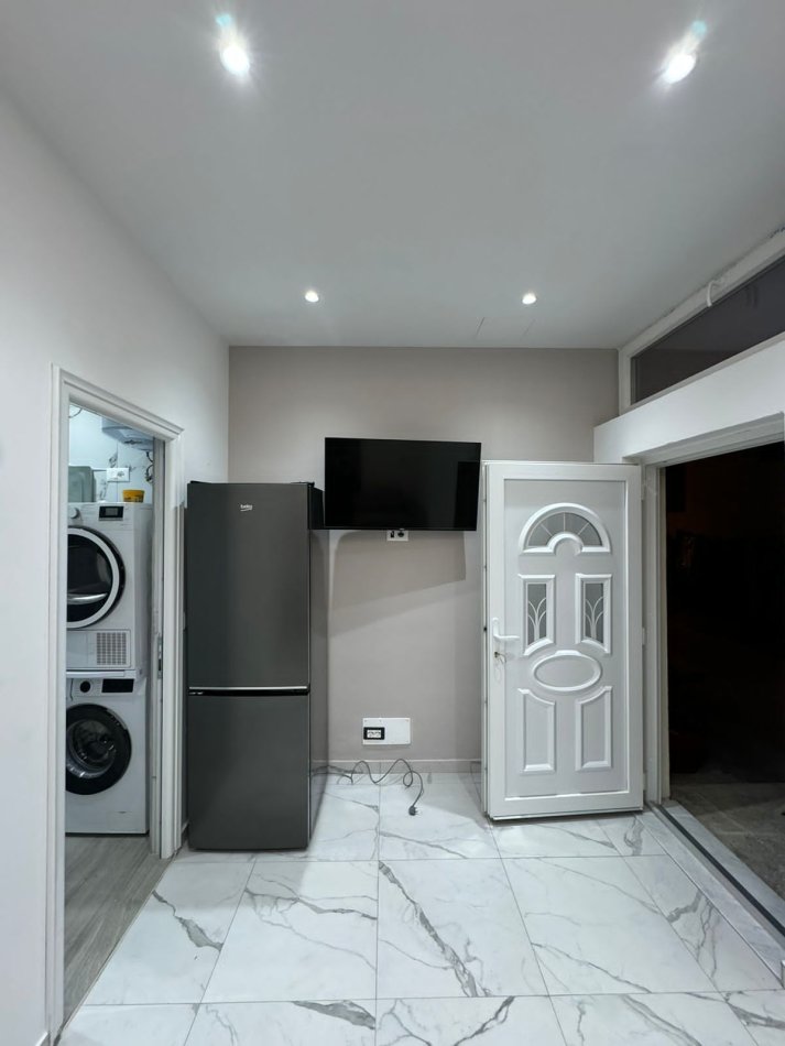 Tirane, jepet me qera apartament 1+1 Kati 1, 65 m² 400 € (Rruga 5 Maj, Pas Concord Center)