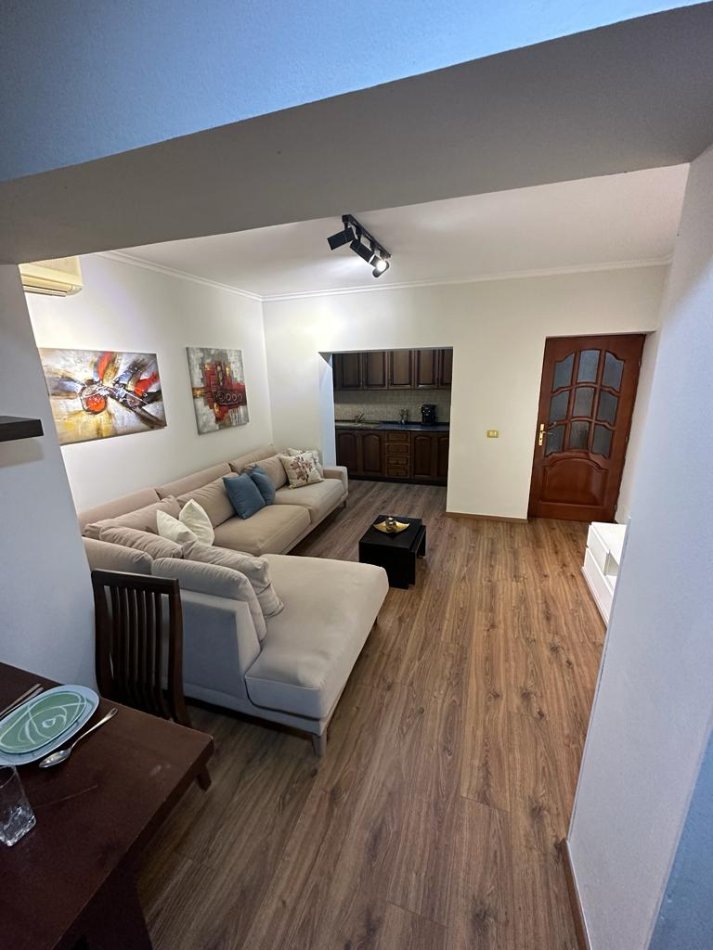 Tirane, jepet me qera apartament 2+1 Kati 1, 100 m² 550 € (Karl gega)