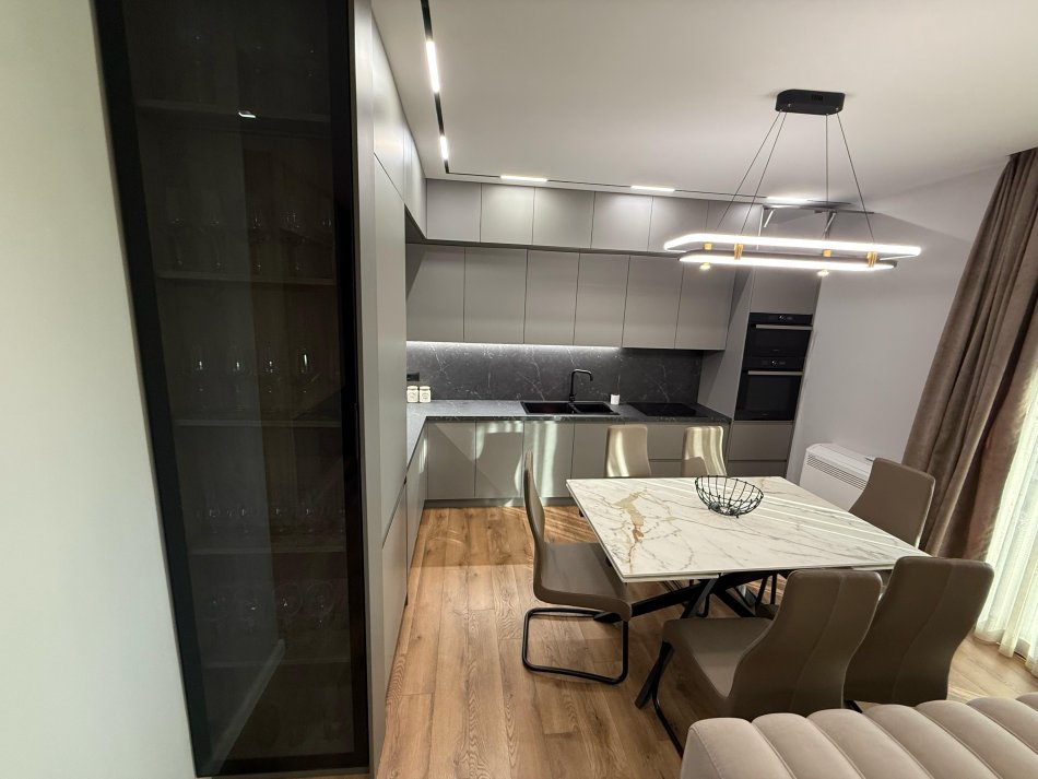 Tirane, jepet me qera apartament 2+1+Ballkon Kati 3, 130 m² 1.600 € (TEG)