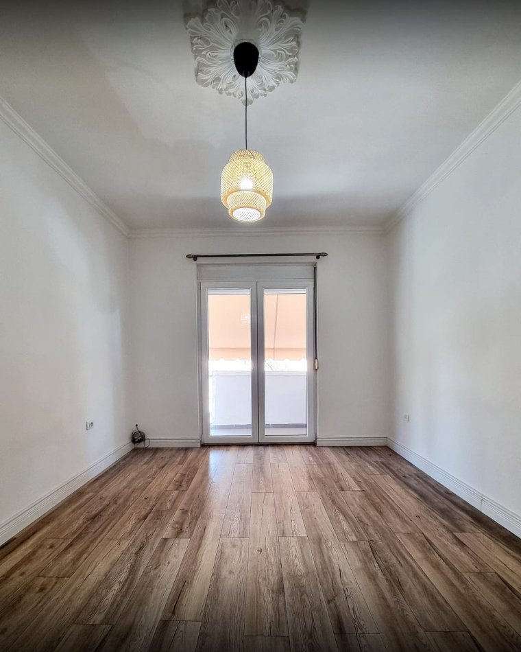 Tirane, jepet me qera apartament 2+1+Ballkon Kati 4, 78 m² 500 € (Rruga e Kavajes)