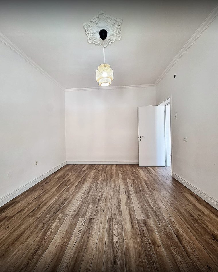 Tirane, jepet me qera apartament 2+1+Ballkon Kati 4, 78 m² 500 € (Rruga e Kavajes)