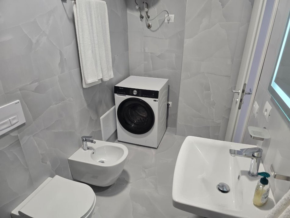 Tirane, jepet me qera apartament 1+1 Kati 6, 60 m² 450 € 