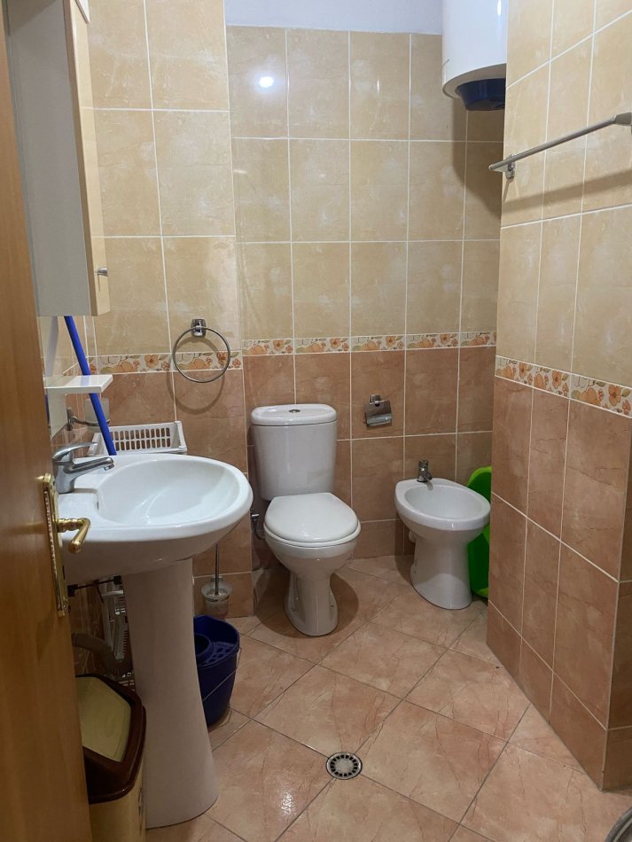 Tirane, jepet me qera apartament 2+1+Ballkon Kati 1, 120 m² 550 € (Fresk)