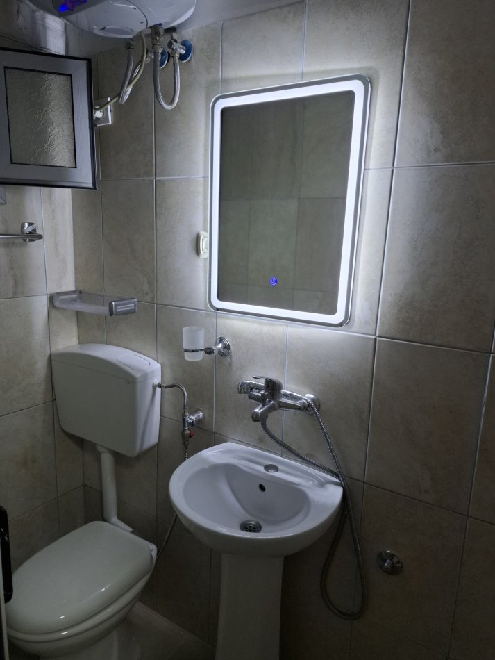 Tirane, jepet me qera apartament 1+1+Ballkon Kati 1, 25 m² 330 € (rr kavajes)