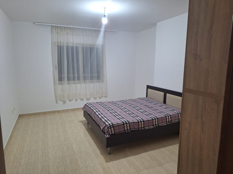 Tirane, jepet me qera apartament 2+1+Ballkon Kati 9, 95 m² 550 € (Bulevardi Zogu i Parë/Pranë Fakultetit Shkencave Natyrës)