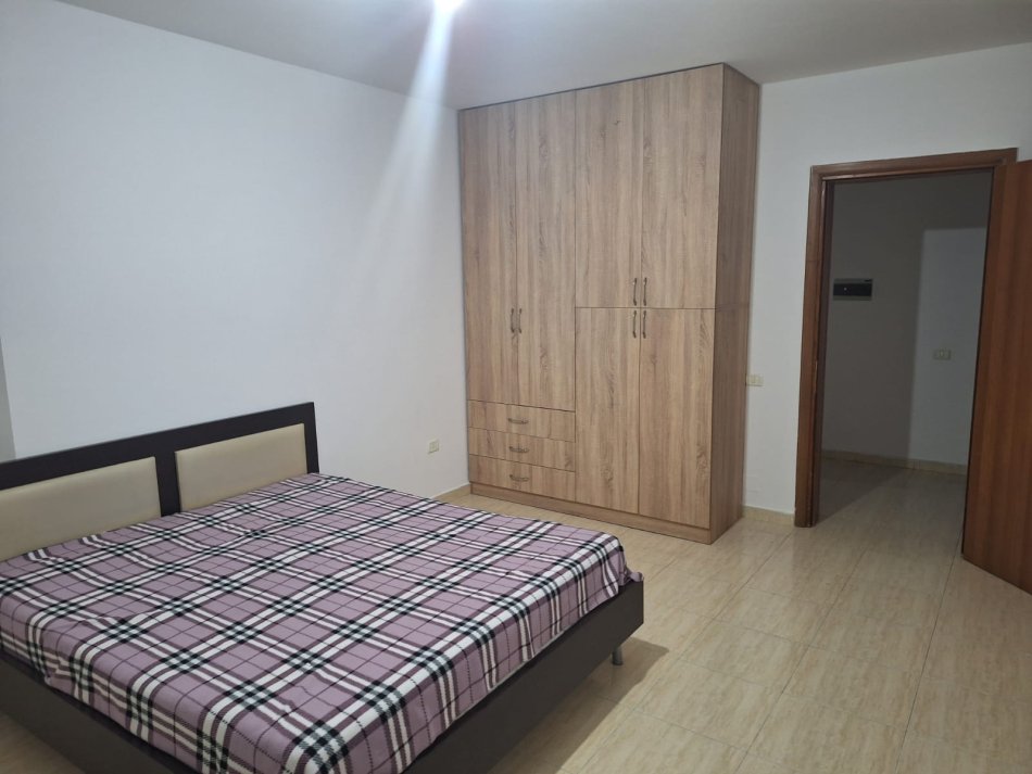 Tirane, jepet me qera apartament 2+1+Ballkon Kati 9, 95 m² 550 € (Bulevardi Zogu i Parë/Pranë Fakultetit Shkencave Natyrës)