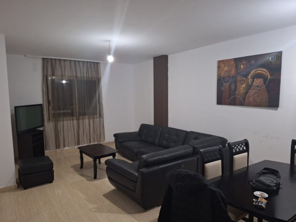 Tirane, jepet me qera apartament 2+1+Ballkon Kati 9, 95 m² 550 € (Bulevardi Zogu i Parë/Pranë Fakultetit Shkencave Natyrës)