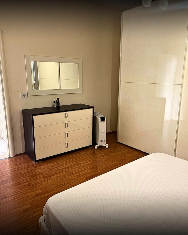 Tirane, jepet me qera apartament 2+1+Ballkon Kati 2, 400 € (UNAZA E RE)