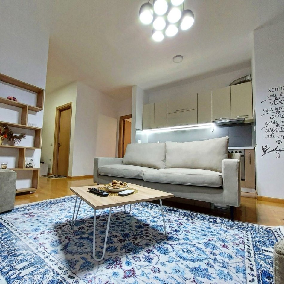 Tirane, jepet me qera apartament 2+1+Ballkon Kati 3, 80 m² 700 € (Selvia / Rr Dibres)