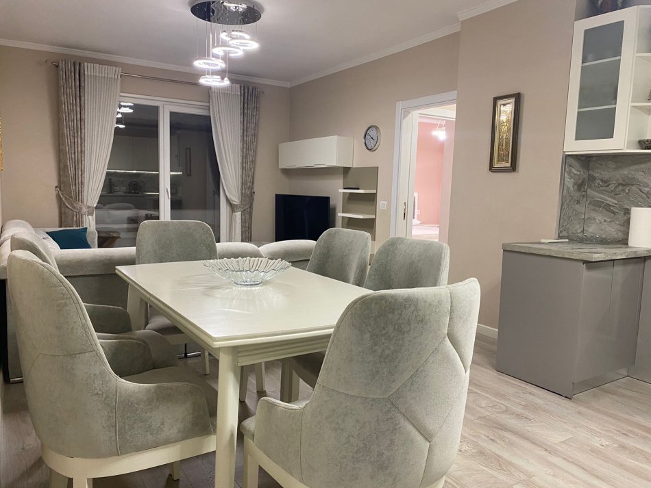 Tirane, jepet me qera apartament 2+1+Ballkon , 102 m² 700 € (yzberisht)