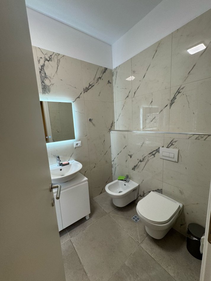 Tirane, jap me qera apartament 2+1+Ballkon Kati 1, 100 m² 650 € (xhanfize keko)