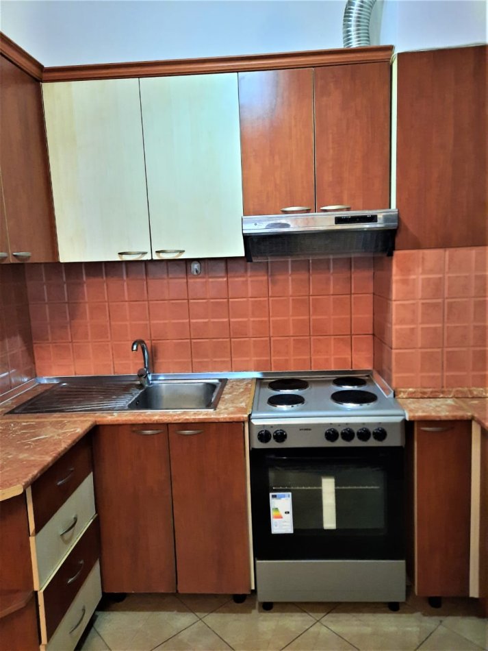 Tirane, shitet apartament 1+1+Ballkon Kati 4, 74 m² 110.000 € (Rruga 5 Maj, Përball Shkollës Tirana Jonë)