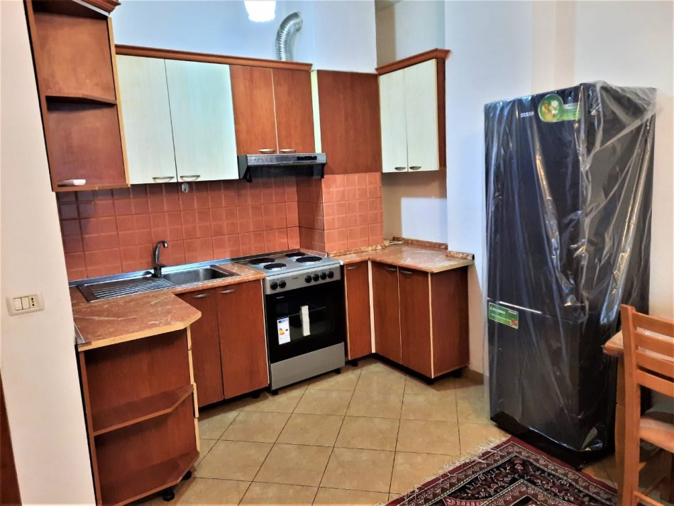 Tirane, shitet apartament 1+1+Ballkon Kati 4, 74 m² 110.000 € (Rruga 5 Maj, Përball Shkollës Tirana Jonë)