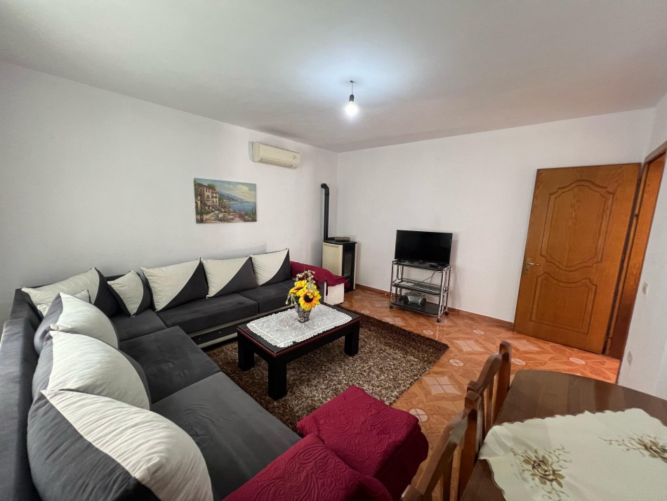 Tirane, jepet me qera shtepi 2+1+Ballkon Kati 1, 150 m² 450 € (Përball Spitalit Amerikan 3 Yzberisht)
