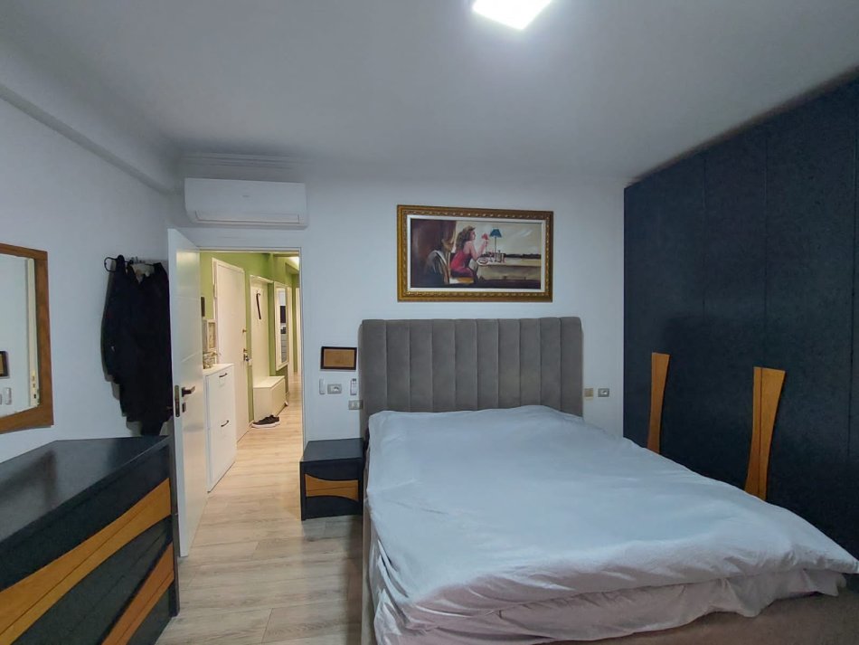 Tirane, jepet me qera apartament 3+1+Ballkon Kati 2, 100 m² 1.000 € (Selvia, Qender)