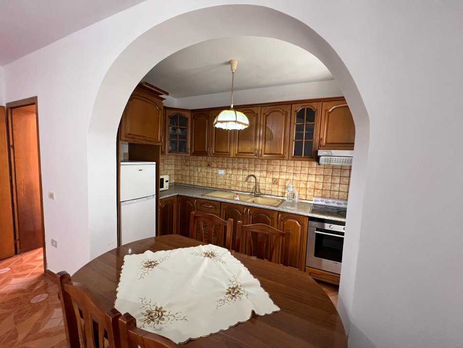 Tirane, jepet me qera shtepi 2+1+Ballkon Kati 1, 150 m² 450 € (Përball Spitalit Amerikan 3 Yzberisht)