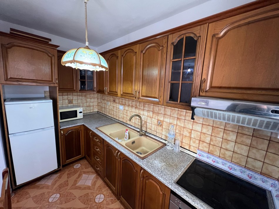 Tirane, jepet me qera shtepi 2+1+Ballkon Kati 1, 150 m² 450 € (Përball Spitalit Amerikan 3 Yzberisht)