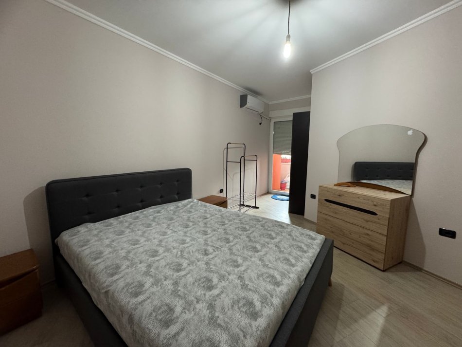 Tirane, jepet me qera apartament 1+1+Ballkon Kati 5, 68 m² 550 € (Sheshi Willson)