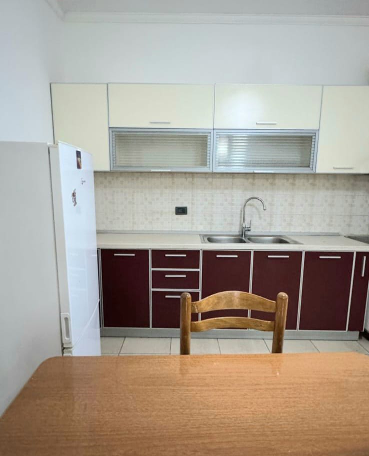 Tirane, jepet me qera apartament 1+1+Ballkon Kati 3, 65 m² 400 € (Rruga e dibres)