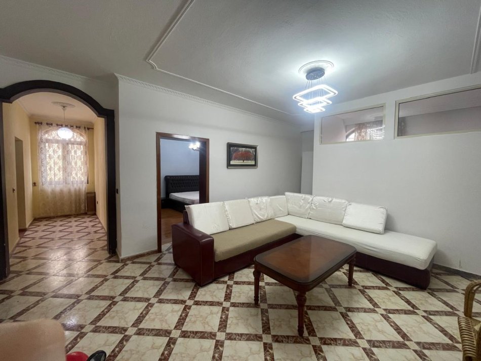 Tirane, jepet me qera apartament 2+1+Ballkon Kati 2, 140 m² 500 € (Ali Demi)
