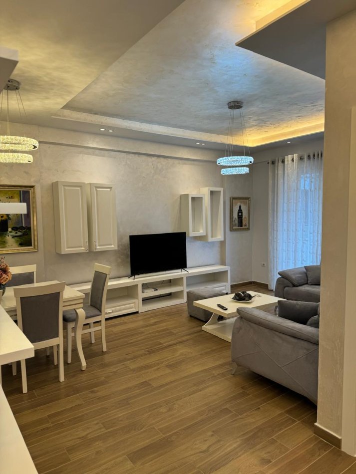 Tirane, jepet me qera apartament 2+1 Kati 4, 80 m² 600 € (yzberisht)