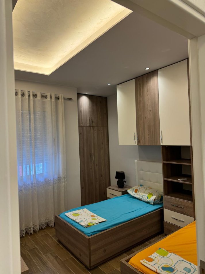 Tirane, jepet me qera apartament 2+1 Kati 4, 80 m² 600 € (yzberisht)