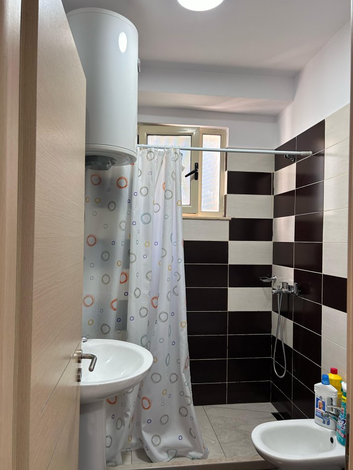 Tirane, jepet me qera apartament 2+1+Ballkon Kati 6, 100 m² 550 € (Rruga Kongresi i Manastirit/Pediatria)