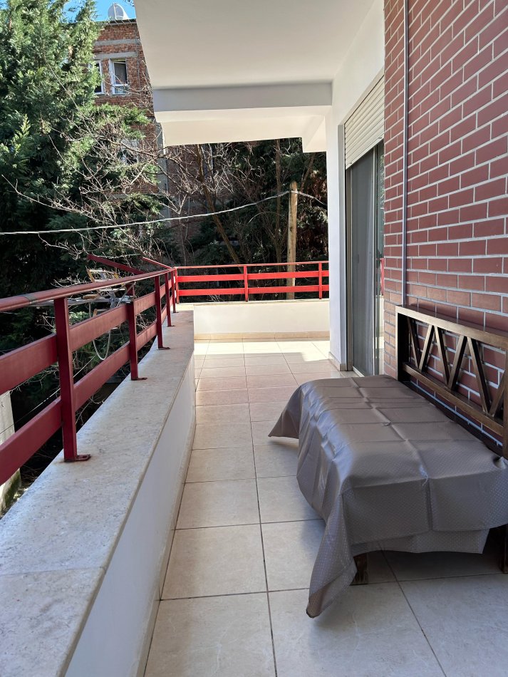 Tirane, jepet me qera apartament 2+1+Ballkon Kati 6, 100 m² 550 € (Rruga Kongresi i Manastirit/Pediatria)