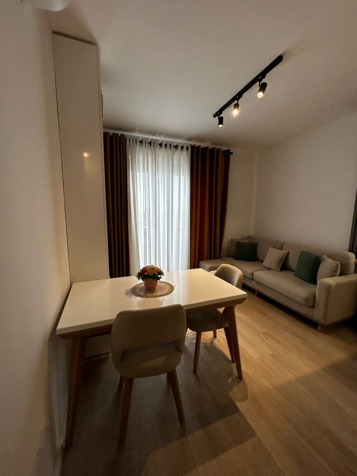 Tirane, jepet me qera apartament 1+1+Ballkon Kati 8, 65 m² 550 € (Rruga Don Bosko)