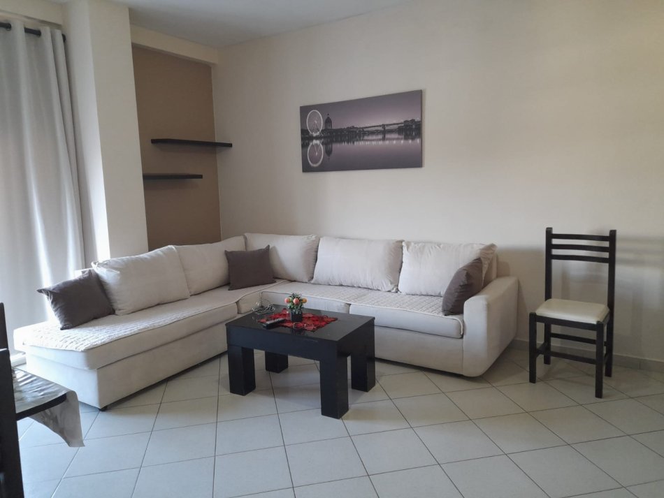 Tirane, jepet me qera 2+1+Ballkon Kati 7, 80 m² 400 € (Rruga tom Plezha)
