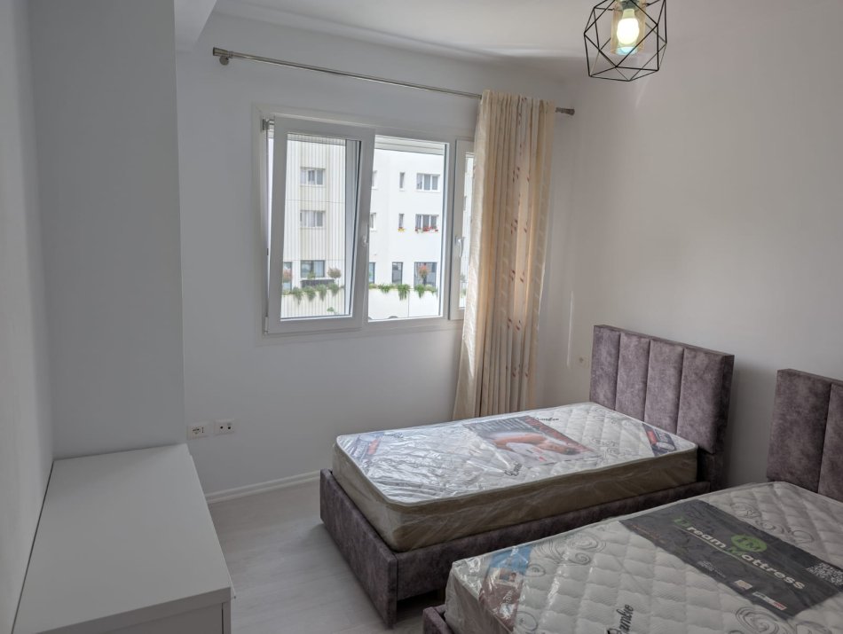 Tirane, jepet me qera apartament 2+1+Ballkon Kati 2, 94 m² 700 € (astir)