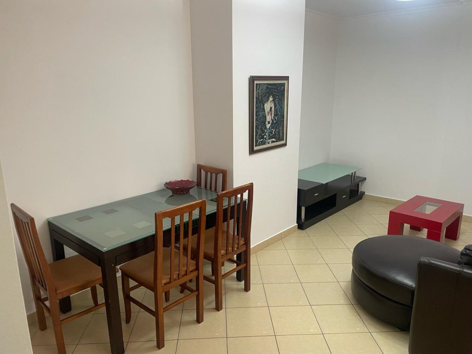 Tirane, jepet me qera apartament 2+1+Ballkon Kati 5, 115 m² 450 € (Rruga Dibrës)
