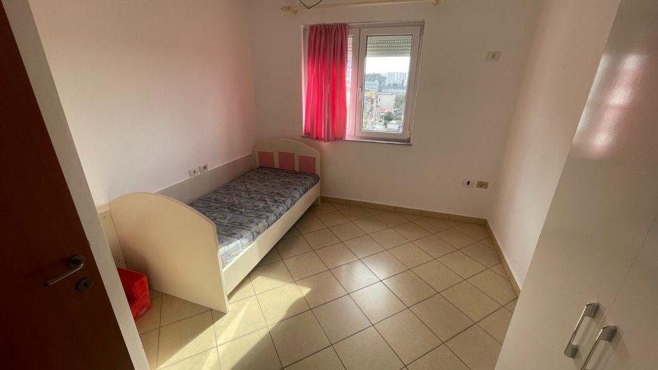 Tirane, jepet me qera apartament 2+1+Ballkon Kati 5, 115 m² 450 € (Rruga Dibrës)