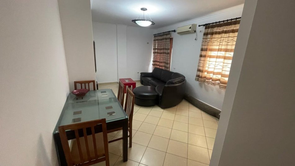 Tirane, jepet me qera apartament 2+1+Ballkon Kati 5, 115 m² 450 € (Rruga Dibrës)