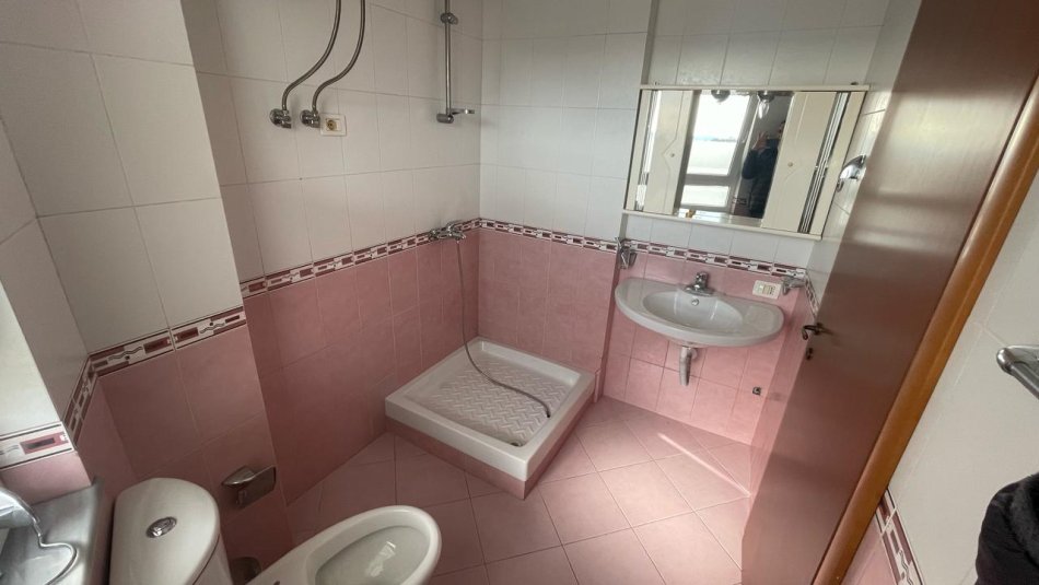 Tirane, jepet me qera apartament 2+1+Ballkon Kati 5, 115 m² 450 € (Rruga Dibrës)
