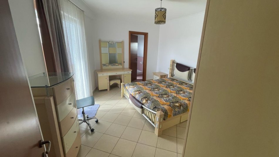 Tirane, jepet me qera apartament 2+1+Ballkon Kati 5, 115 m² 450 € (Rruga Dibrës)