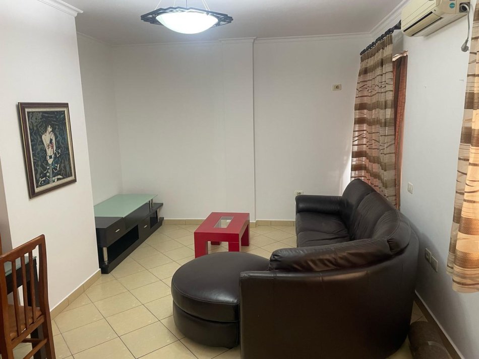 Tirane, jepet me qera apartament 2+1+Ballkon Kati 5, 115 m² 450 € (Rruga Dibrës)