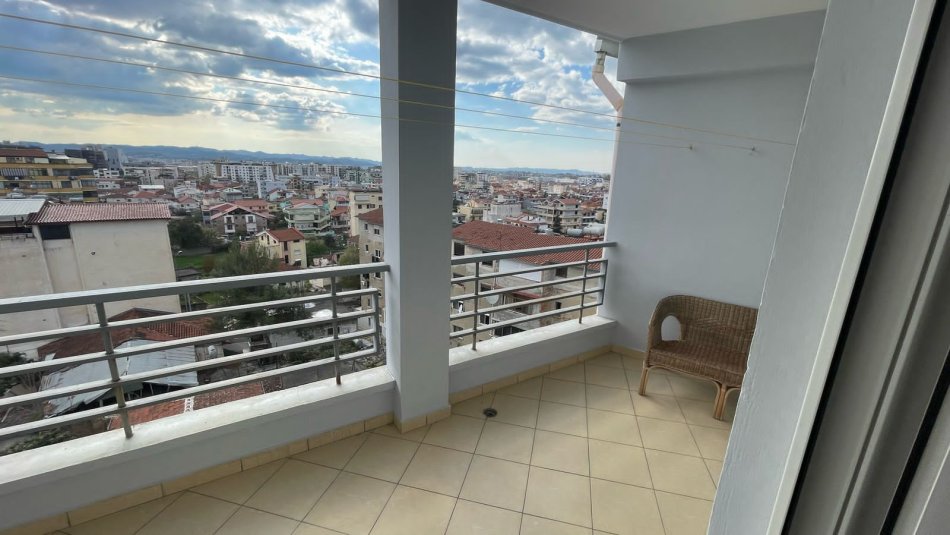 Tirane, jepet me qera apartament 2+1+Ballkon Kati 5, 115 m² 450 € (Rruga Dibrës)