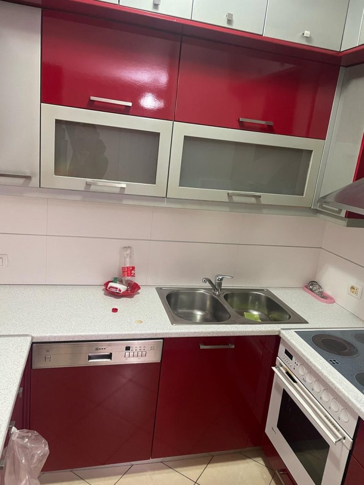 Tirane, jepet me qera apartament 2+1+Ballkon Kati 5, 115 m² 450 € (Rruga Dibrës)