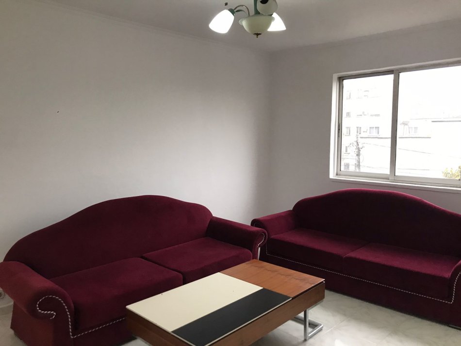 Tirane, jepet me qera apartament 1+1+Ballkon Kati 3, 60 m² 300 € (Gaqo Tashko)