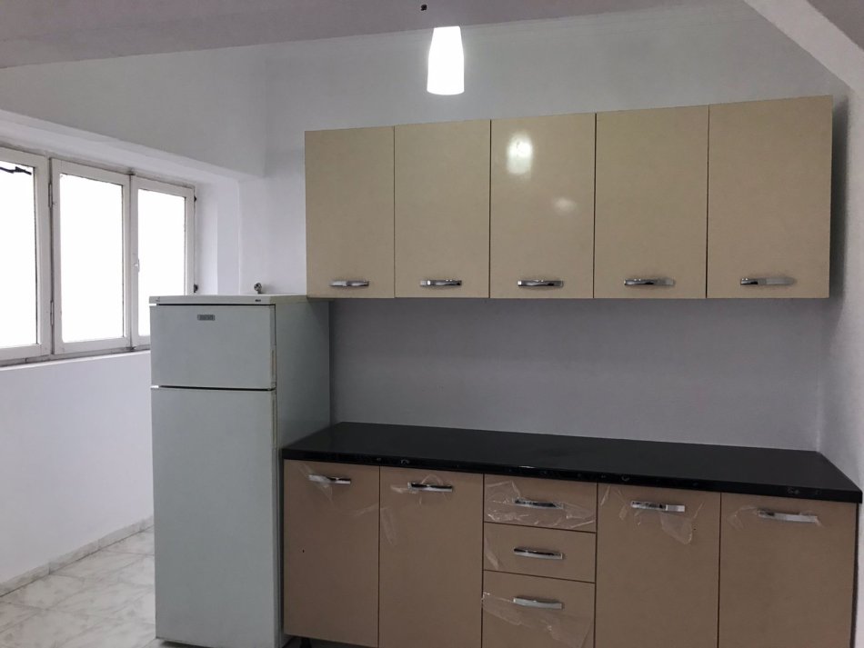 Tirane, jepet me qera apartament 1+1+Ballkon Kati 3, 55 m² 300 € (Rruga Gaqo Tashko)