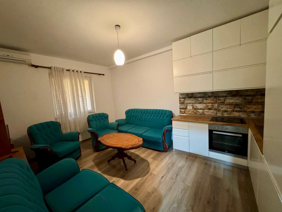 Tirane, jepet me qera apartament 1+1+Ballkon Kati 5, 60 m² 500 € (ambasada)