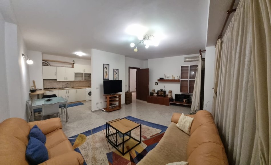 Tirane, jepet me qera apartament 1+1+Ballkon Kati 9, 70 m² 700 € (PAZARI I RI)